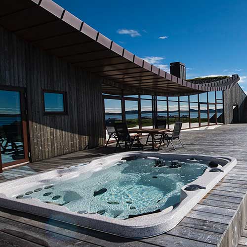 Outdoor Terrace with Jacuuzi Villa Lakeview