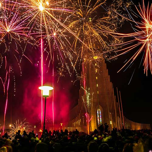 Firework in Reykjavik © Mike Swigunski on Unsplah